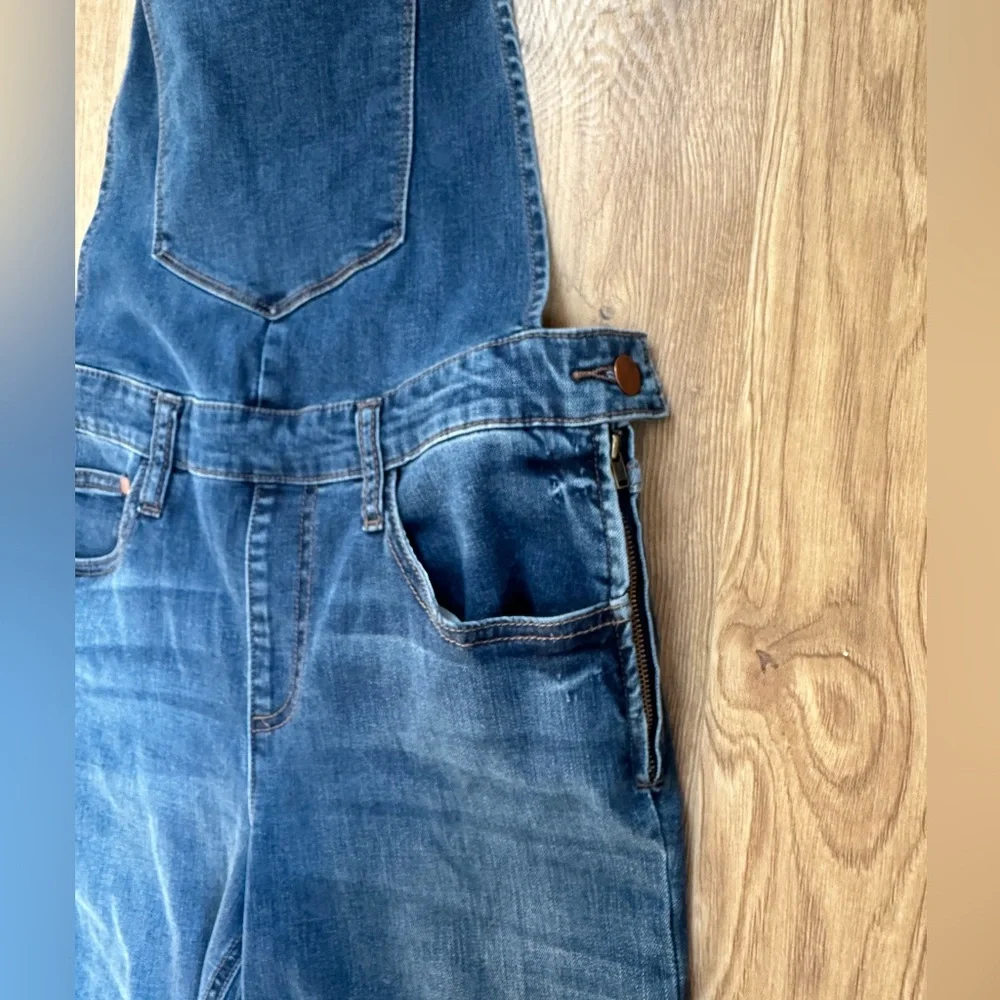 Slim fit Women’s Wrangler Overalls - Picture 3 of 7